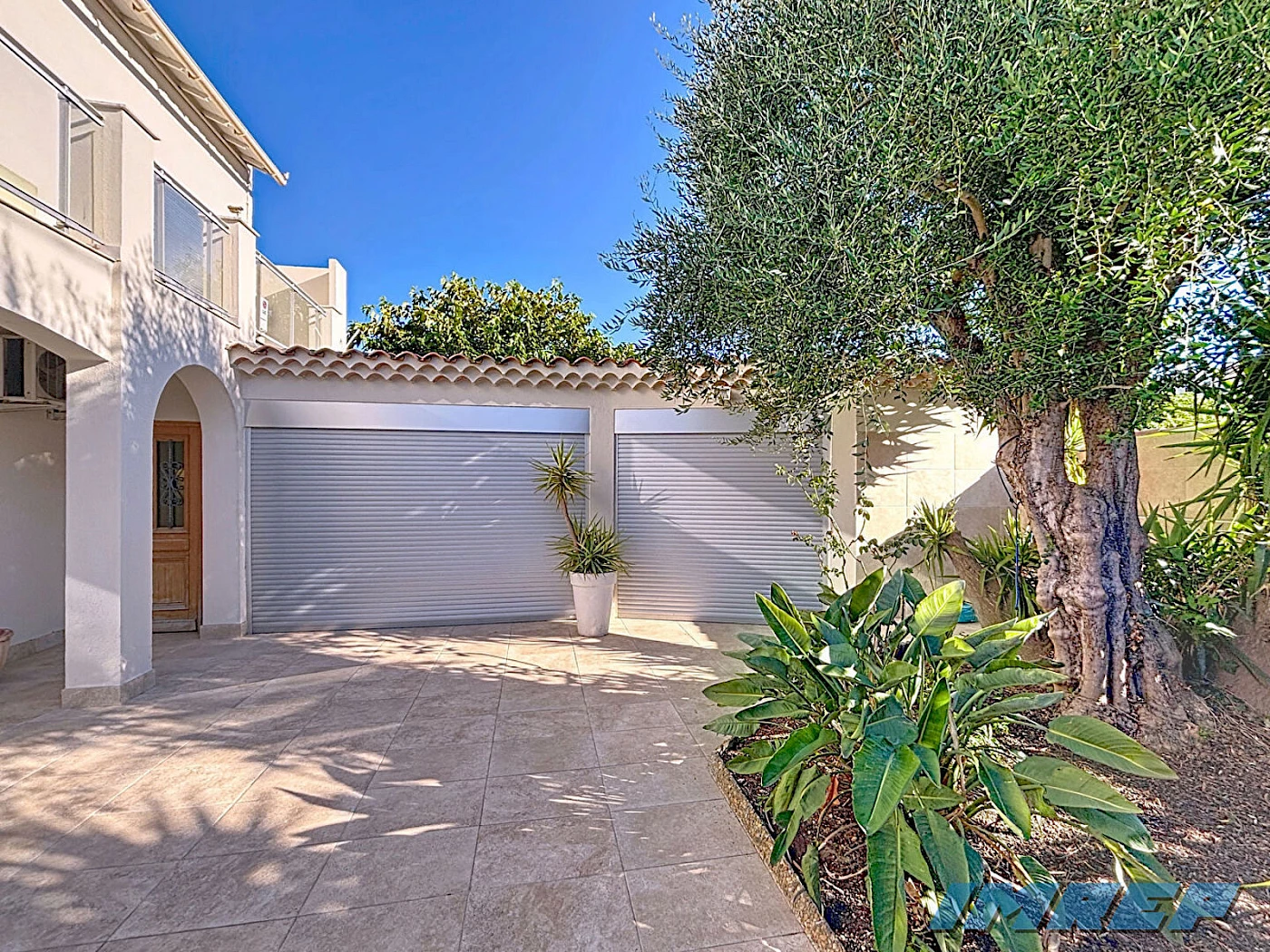 961-13010   Coeur du Village  de Saint  loup belle Maison de 188 m2