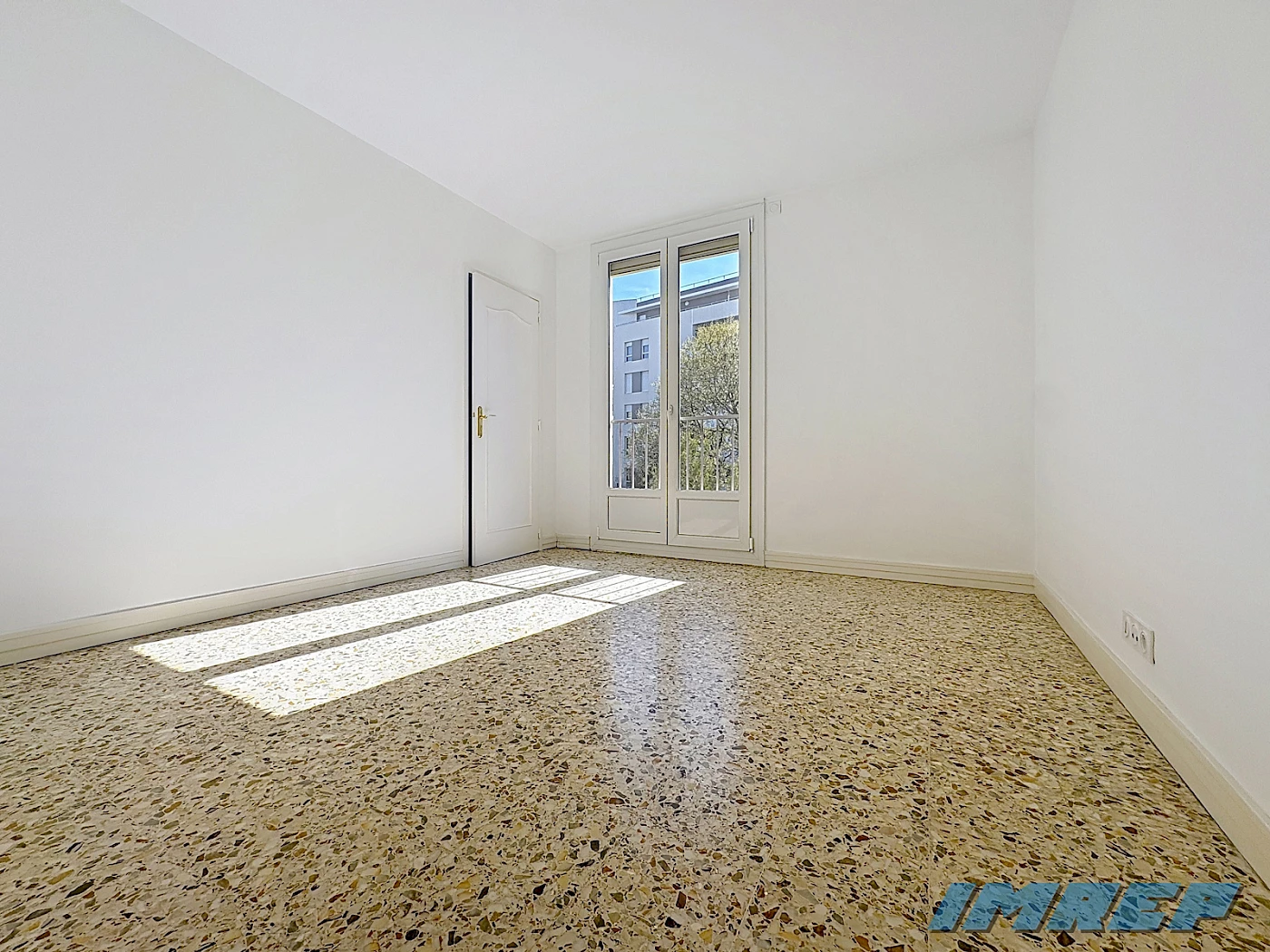 1077-Appartement Marseille 3 pièce(s) 70 m2