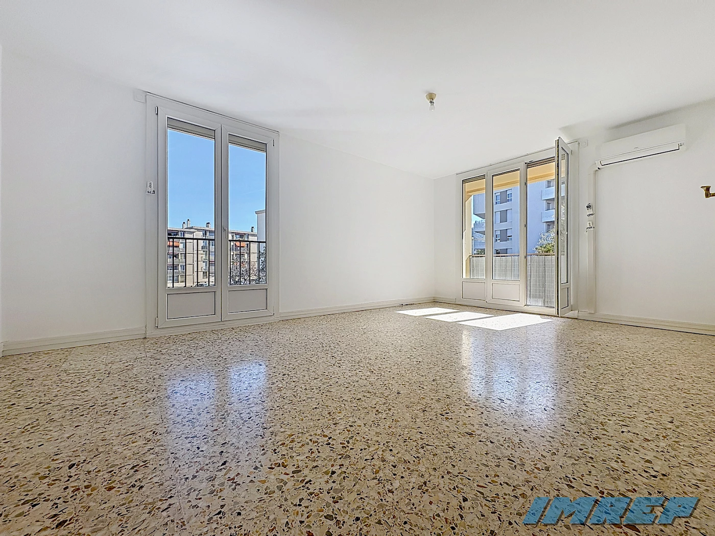 1077-Appartement Marseille 3 pièce(s) 70 m2